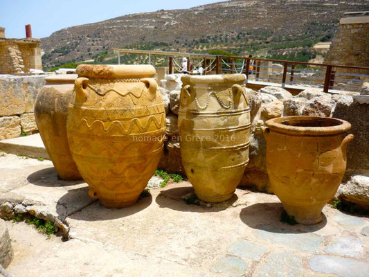 Jarres retrouvées dans les magasins de Knossos