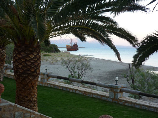 La plage et le cargo vus du restaurant.