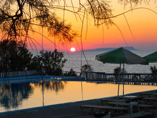 Coucher de soleil sur la piscine du camping de Sissi