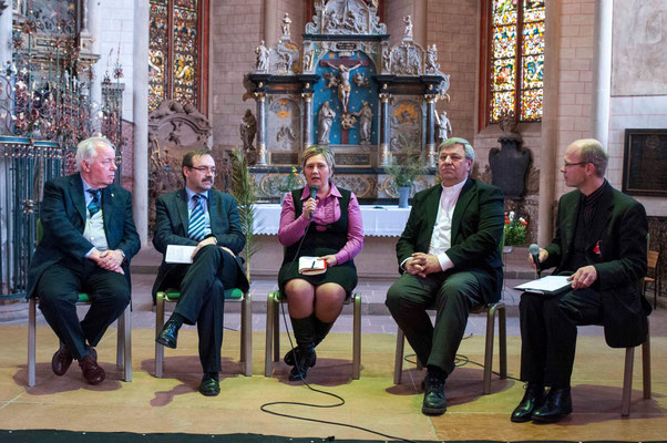 Podiunsdiskussion (vlnr): Pfr. Guiseppe Platone (Mailand/Italien), Prof. Dr. Sándor Fazakas, Janka Adameova, Pfr. Ingmar Kurg, Pfr. Oliver Uth (Moderation)