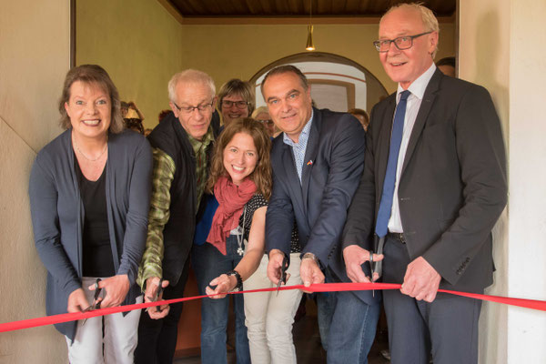 Dekanin Petra Hegmann (v.l.n.r.), Propst Helmut Wöllenstein, Nina Wetekam, Bürgermeister Klaus Gier und Landrat Dr. Reinhard Kubat eröffneten den Weg