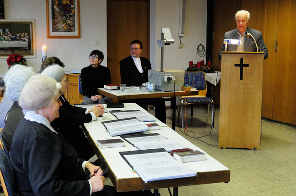 Gottesdienst; vorne: Chormitglieder;  hinten: Dr. Gudrun Neebe, Bischof Hein; am Pult: Rudolf Martens