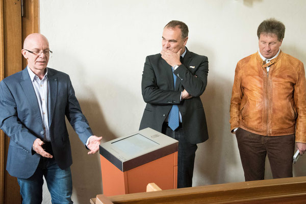 Heinz-W. Hilberg (v.l.n.r.) erläutert Bürgermeister Klaus Gier und Pfarrer Werner Hohmeister das Terminal. 