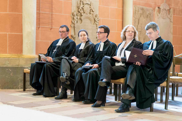 Bischof Prof. Dr. Martin Hein (v.l.n.r.), Pfarrerin Svenja Neumann, Vikar Matthias Westerweg, Predigerin Melanie Zollfrank und Pfr. Dr. Matthias Franz