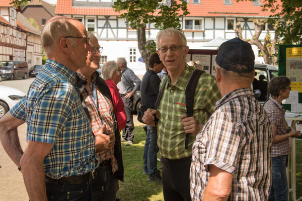 Propst Helmut Wöllenstein (mitte) im Gespräch mit anderen Radlern