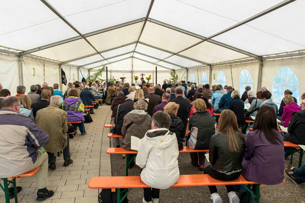 Blick in das Gottesdienstzelt