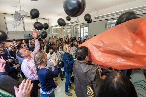 Schwarze Luftballons symbolisierten schlechtes Karma.