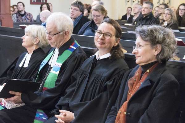 Prof. Dr. Wagner-Rau (v.l.n.r.), Propst Helmut Wöllenstein, Prof. Dr. Angela Standhartinger, Kirchenvorsteherin Gabi Erne