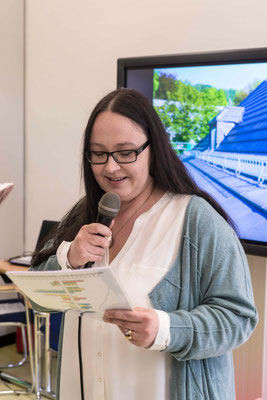 Mitarbeiterin Tanja Weiß-Fenner lädt zum Rundgang ein