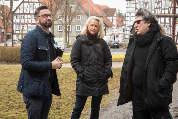 Dieter Dersch, Hessentagsbeauftragter und Petra Schwermann, Öffentlichkeitsbeauftragte der EKKW mit Michael Lazar, Fa. Makom 3.0, Außenwerbung