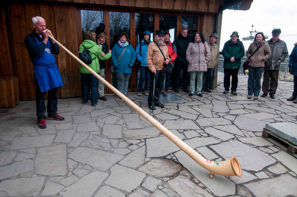 Hüttenwirt Siggi begrüßt die Gruppe in der Berghütte