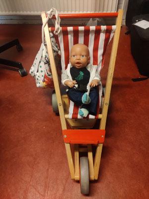 EI229 Poppenbuggy met pop