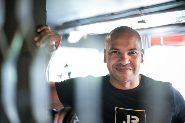 Moderator Pierre Geisensetter für ein Portrait in einem Fitness Studio. Corporate-Fotografie, Businessportrait Portrait 