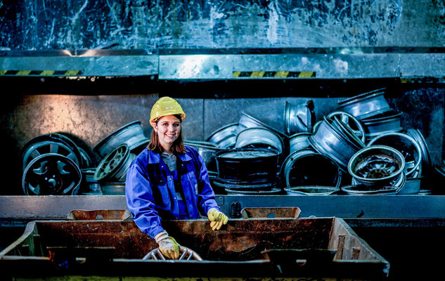 Portrait einer Mitarbeiterin an ihrem Arbeitsplatz. Corporate-Fotografie, Businessportrait