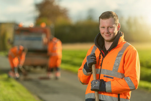 Ein Arbeiter posiert für ein Portrait. Corporate-Fotografie, Businessportrait Portrait 