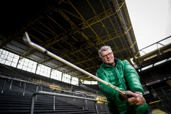 Norbert Dickel posiert für ein Portrait mit einem Golfschläger auf der Süd Tribüne des BVB 