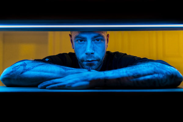 Ein Koch posiert für ein Portrait in seinem Restaurant.  Corporate-Fotografie, Businessportrait