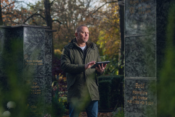 Ein Mitarbeiter posiert für ein Portrait. Corporate-Fotografie, Businessportrait Portrait 