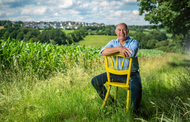 Ein Politiker posiert für ein Portrait. Corporate-Fotografie, Businessportrait Portrait 