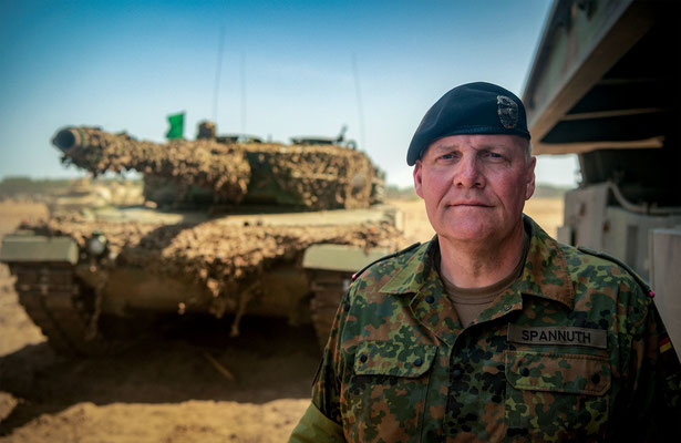 Der deutscher Bundeswehr General Ullrich Spannuth steht vor einem Panzer Leopard 2
