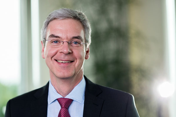 Ein Mitarbeiter posiert für ein Portrait. Corporate-Fotografie, Businessportrait Portrait 