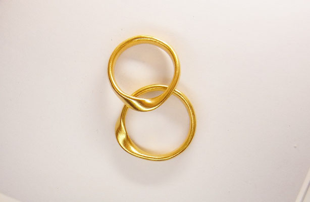 Schwere, gedrehte Ringe in 900/- Gelbgold. Paarpreis: 2440,-