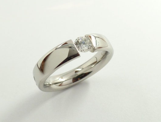 950/- Platin, rhodiniert, 0,27 Brillant, Spannring: 2160€