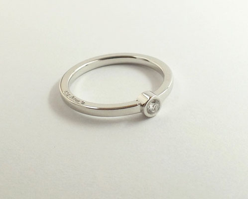 750/- Weißgold, poliert, rhodiniert - mit 0,08ct Brillant: 580€