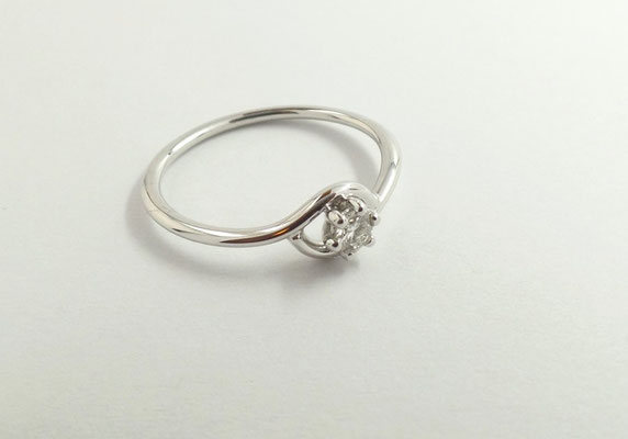 750/- Weißgold, poliert, rhodiniert - mit 0,12ct Brillant: 690€