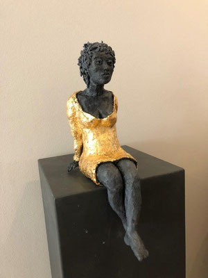 Sitzende Frau - Ton mit Goldpatina - ca. 40 cm (2022) -  VERKAUFT!