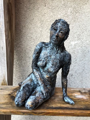 Seitlich sitzende - Ton hochgebrannt mit Patina - Höhe ca. 25 cm - 2023 - 280.- €