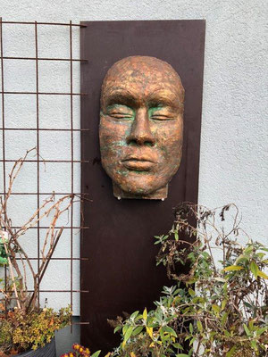 Maske auf Holzplatte, Ton hochgebrannt mit Kupfer-Patina - 70 x 100 cm (2022) WINTERHART! 450.- €