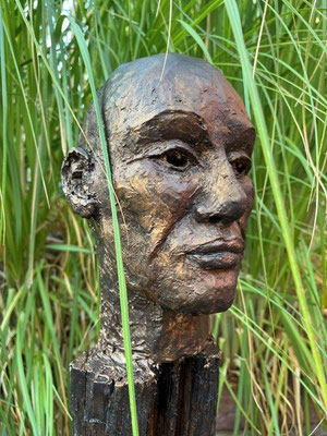 Der Wächter - Ton hochgebrannt mit Bronzepatina auf Holzstamm - Höhe ca. 100 cm - 2023 - 750.- €