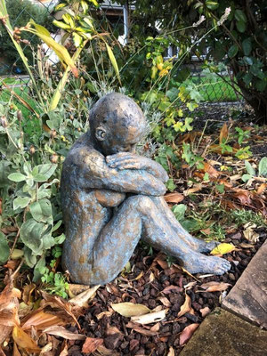 Das MädchenEng umschlungen - Ton hochgebrannt mit aufwendiger Patina - Höhe ca. 50 cm - 2020 - 550.- €