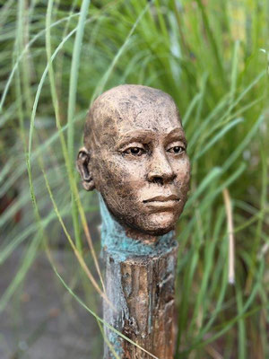 Der stolze Wächter - Ton hochgebrannt mit Bronzepatina auf Holzstamm - Höhe ca. 100 cm - 2024 - 750.- €