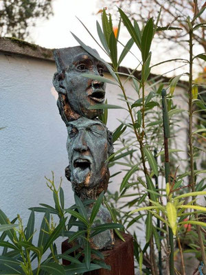 4 Gesichter - Polymergips mit Patina auf Rostsäule - Höhe ca. 130 cm - 2016 - 450.-€