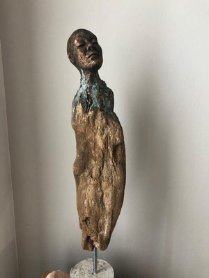 Kleiner ruhender Wächter - Ton mit Patina auf Holz - Höhe ca. 50 cm - 2024 - 350.- €