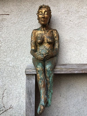 Kerzenhalterin - Ton hochgebrannt mit Goldpatina - Höhe ca. 25 cm - 2023 - 320.-€