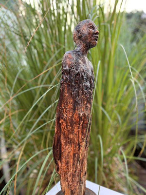 Kleiner wachsamer Wächter - Ton mit Patina auf Holz - Höhe ca. 50 cm - 2024 - 350.- €