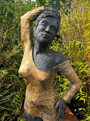 Die Goldene - Ton Hochgebrannt mit aufwendiger Patina in Bronze und Gold - Höhe ca. 80 cm- 2026 - 2500.-€