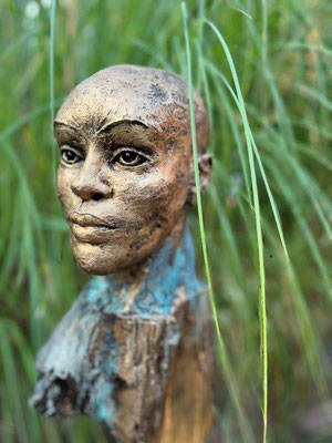 Die stolze Wächterin - Ton hochgebrannt mit Bronzepatina auf Holzstamm - Höhe ca. 100 cm - 2024 - 750.- €