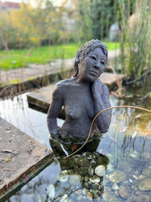 Die Badende - schwarzer Ton hochgebrannt - Höhe ca. 65 cm - 2022 - 1500.- €