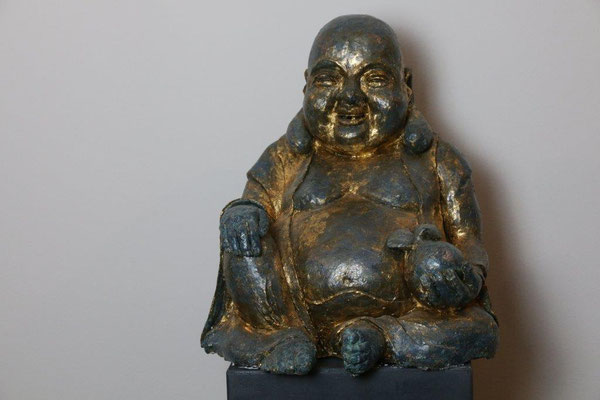 Lucky Buddha - Gips mit Schlagmetall - oxidiert - Höhe ca. 43 cm (2014)
