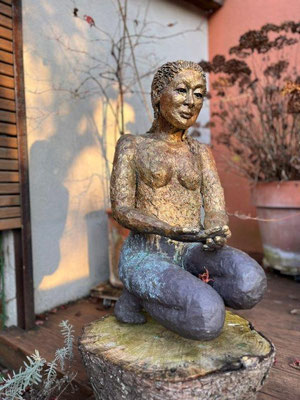 Die große knieende - Ton hochgebrannt mit aufwendiger Patina auf Holz - Höhe ca. 90 cm - 2023 - 1900.- €