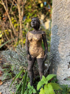 Im Garten stehend - Ton hochgebrannt mit Goldpatina - Höhe ca. 40 cm - 2024 - 320.- €