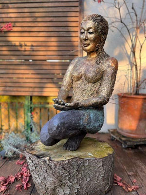 Die große knieende - Ton hochgebrannt mit aufwendiger Patina auf Holz - Höhe ca. 90 cm - 2023 - 1900.- €