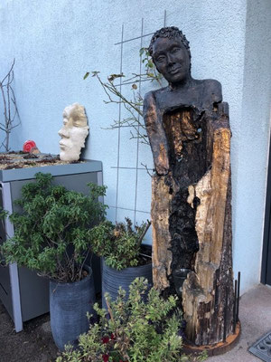 Die große Wächterin - Ton hochgebrannt mit Bronzepatina auf Holzstamm- Höhe ca. 100 cm - 2023 - 900.- €