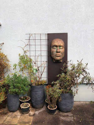 Maske auf Holzplatte, Ton hochgebrannt mit Kupfer-Patina - 70 x 100 cm (2022) WINTERHART! 450.- €
