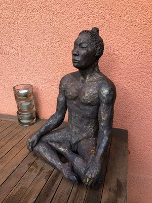 Yogamann - schwarzer Ton hochgebrannt mit leichter Patina - Höhe ca. 40 cm - 2025 - 550.- €
