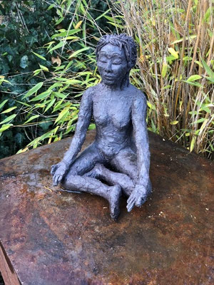 Kleines Yogamädchen - schwarzer Ton hochgebrannt - Höhe ca. 20 cm - 2024 - 250.-€